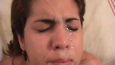 美丽的拉丁黑发女郎的粗暴性行为