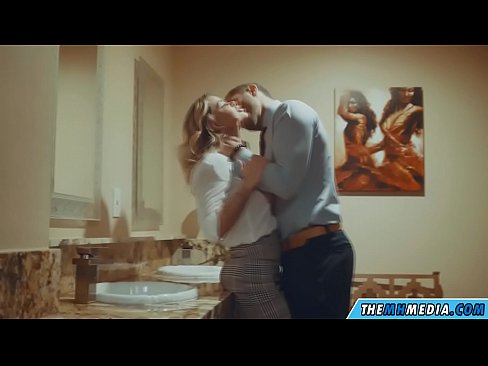❤️ 当一个胸大无脑的金发女郎在公共厕所里勾引你时 Russian porn❌❤
